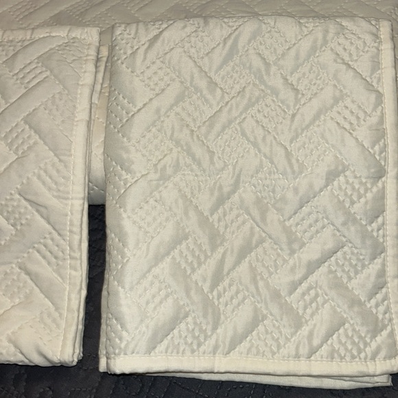 Queen/Full Bedspread - Picture 2 of 3